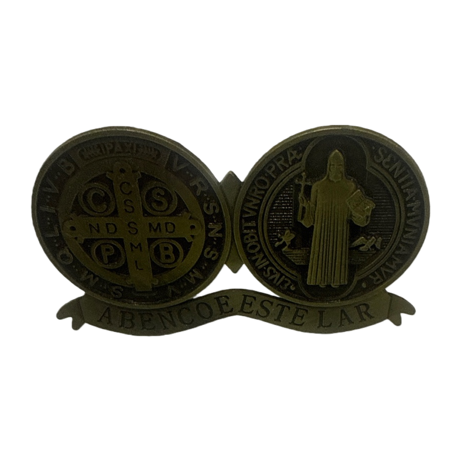 The golden Saint Benedict badge features a double-sided circular design with an ABENCOE ESTE LAR ribbon at the bottom Item Picture