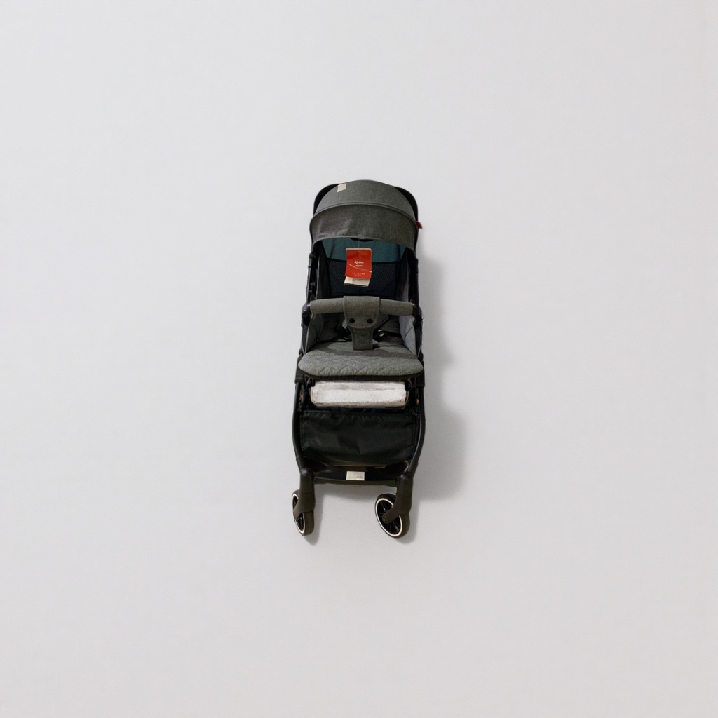 The grey baby stroller with an aluminum alloy frame features a one-click retractable function and is suitable for both indoor and outdoor use Application Scenario