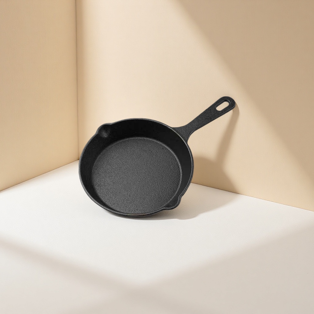اما المقلاة بالحديد الاسود، فتقلي البيض واللحم في مقلاة مقلية لا تحتوي على طبقات سميكة Specification image