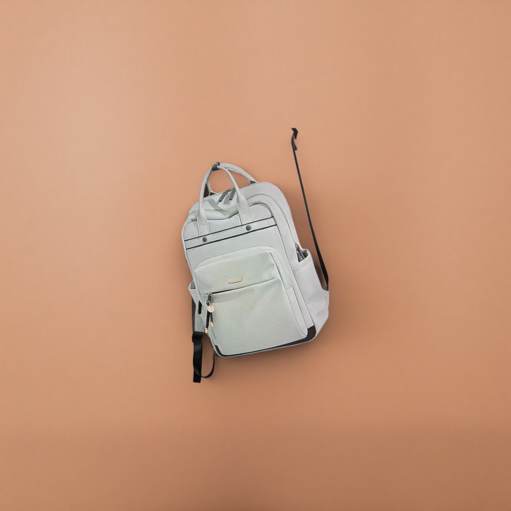 This white backpack is simple and versatile. It's a lightweight, large-capacity, fashionable and casual backpack for students' commuting Application Scenario