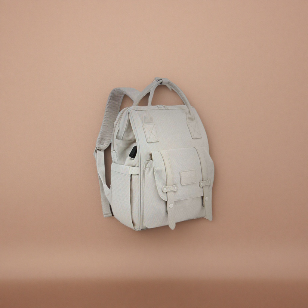 This white backpack is simple and versatile. It is a lightweight, large-capacity, fashionable and casual backpack for students' commuting Application Scenario