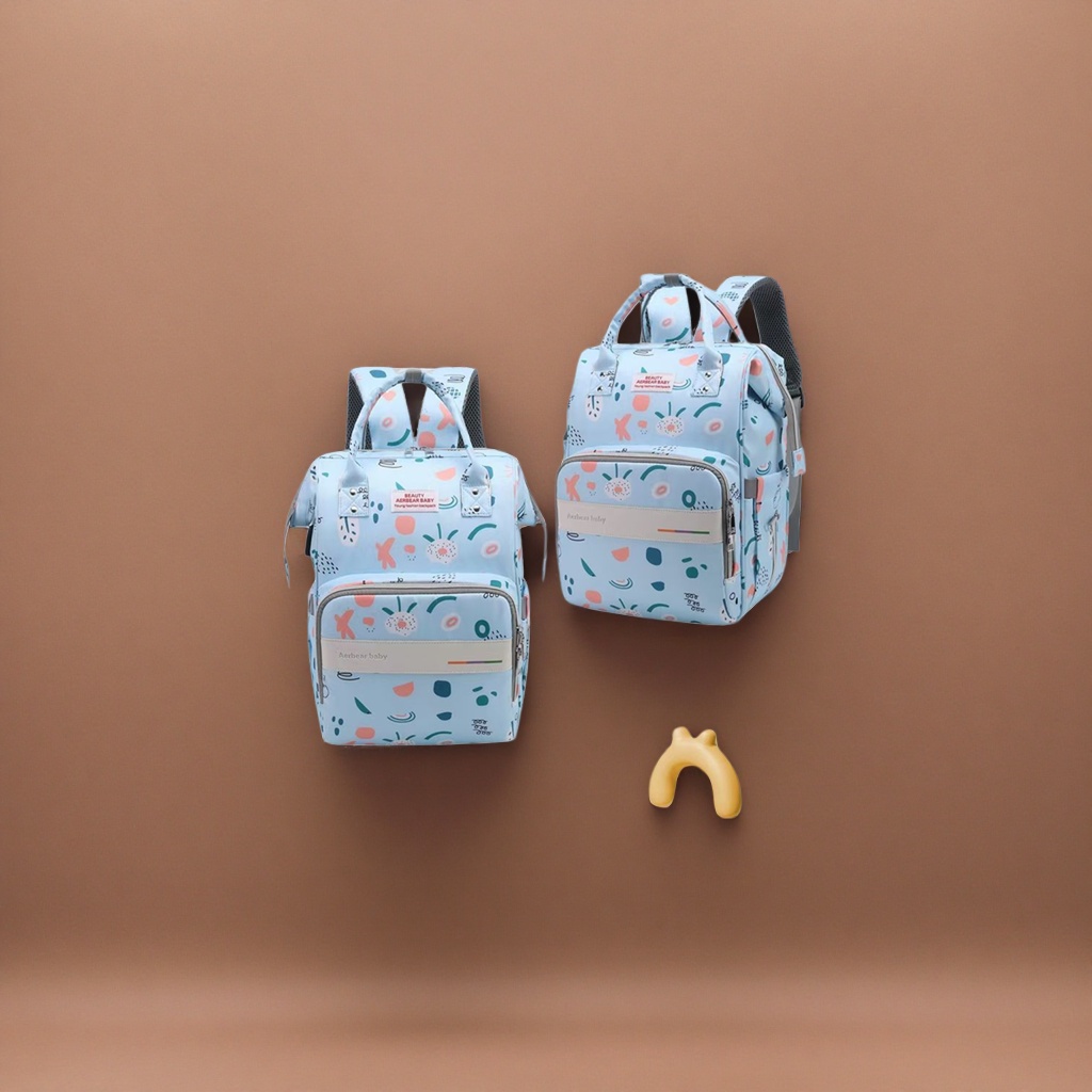 The baby backpack is marked with light blue heart-shaped fingers Specification image