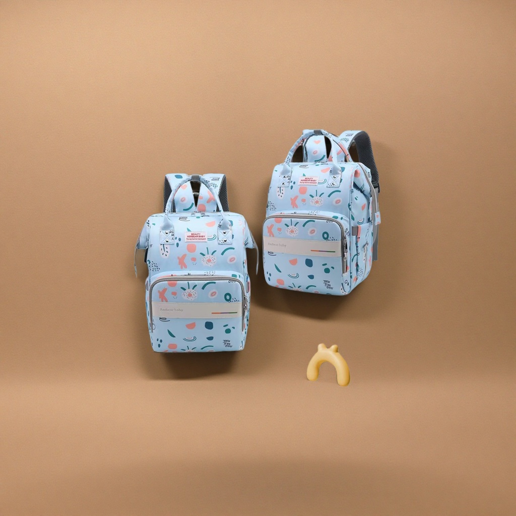 The baby backpack is marked with light blue heart-shaped fingers Application Scenario