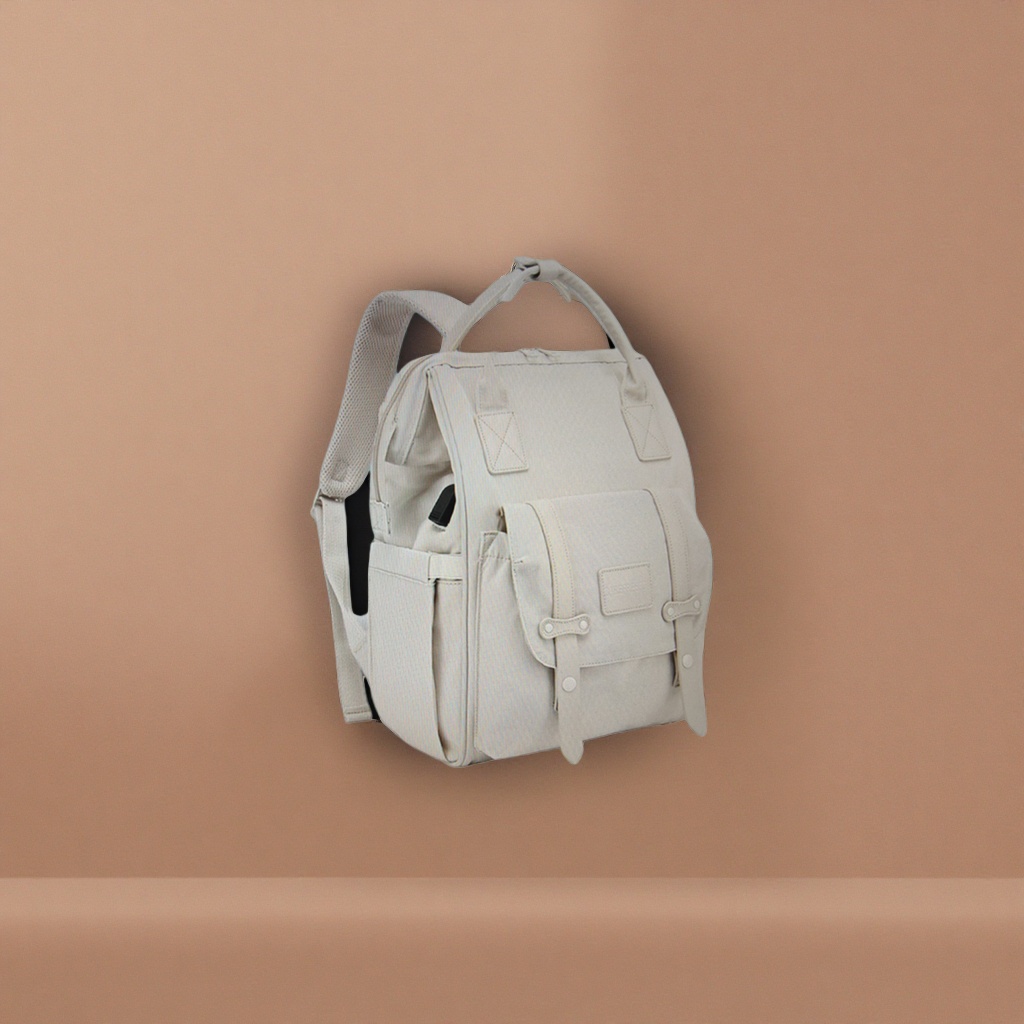 This white backpack is simple, versatile, lightweight and has a large capacity for student commuting and travel