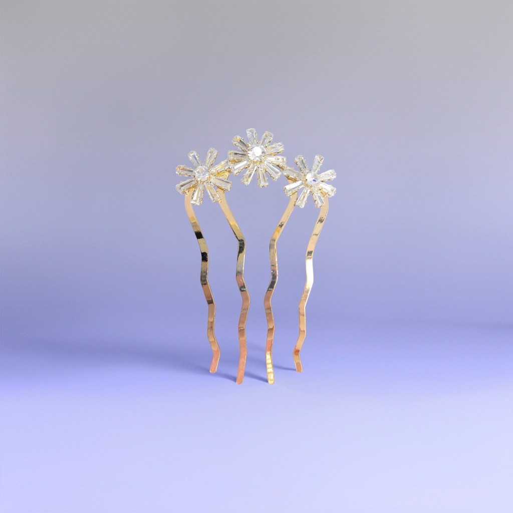 A golden wavy hairpin decorated with crystal daisies creates an elegant and retro bride's headwear details Picture