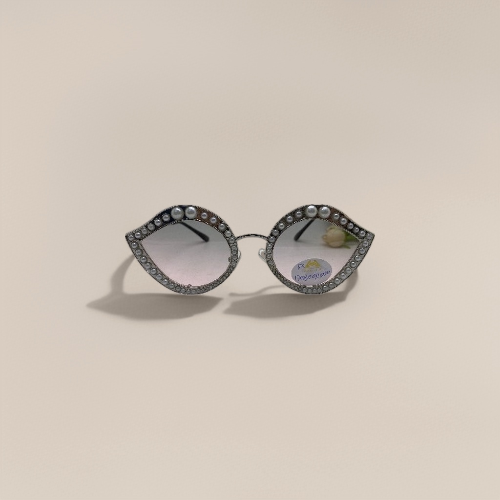 Silver pearl-decorated cat-eye sunglasses Application Scenario
