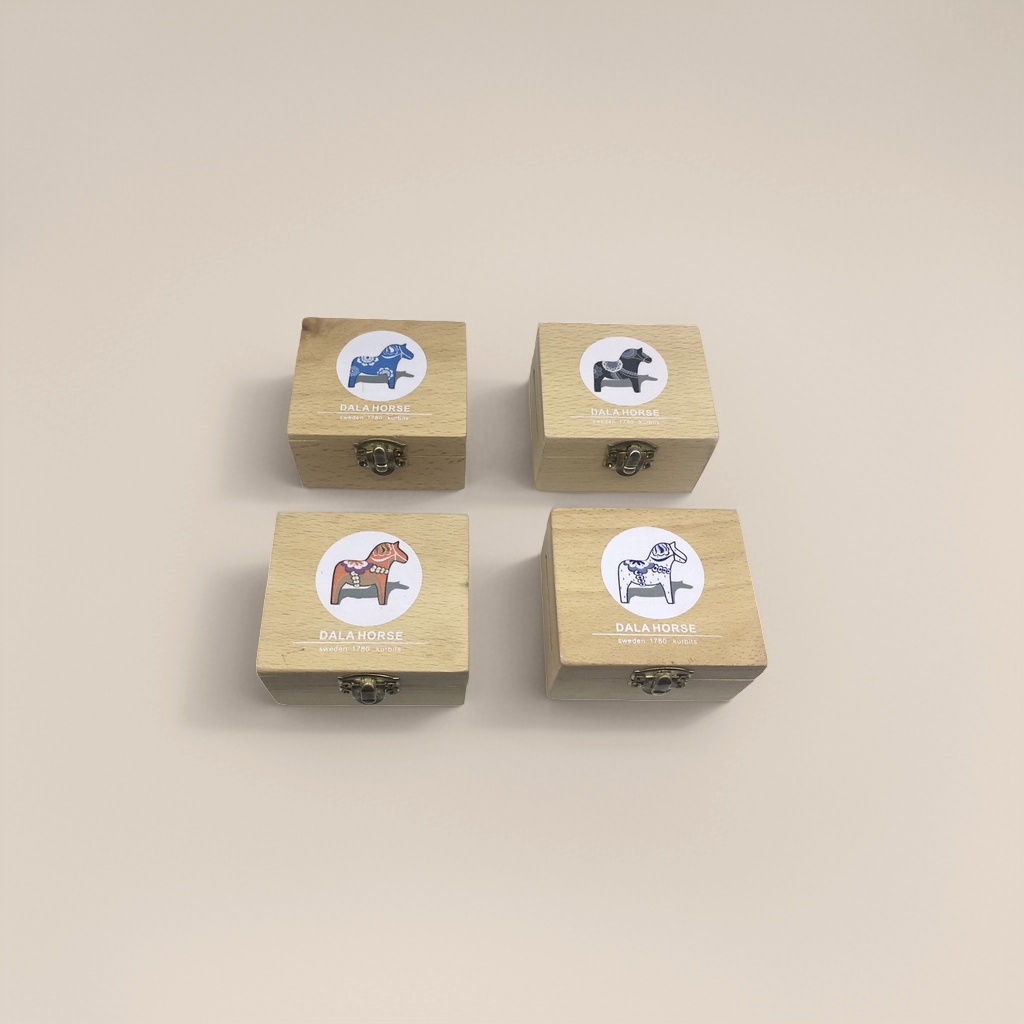 Four light-colored solid wood Darama icon wooden boxes with golden buckles
