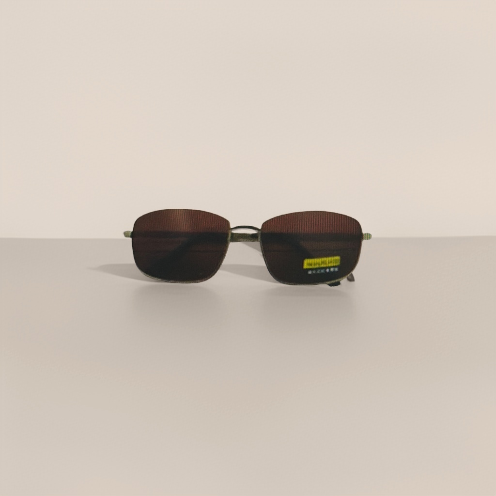 Brown square sunglasses are fashionable and versatile, with UV protection and polarized light Application Scenario