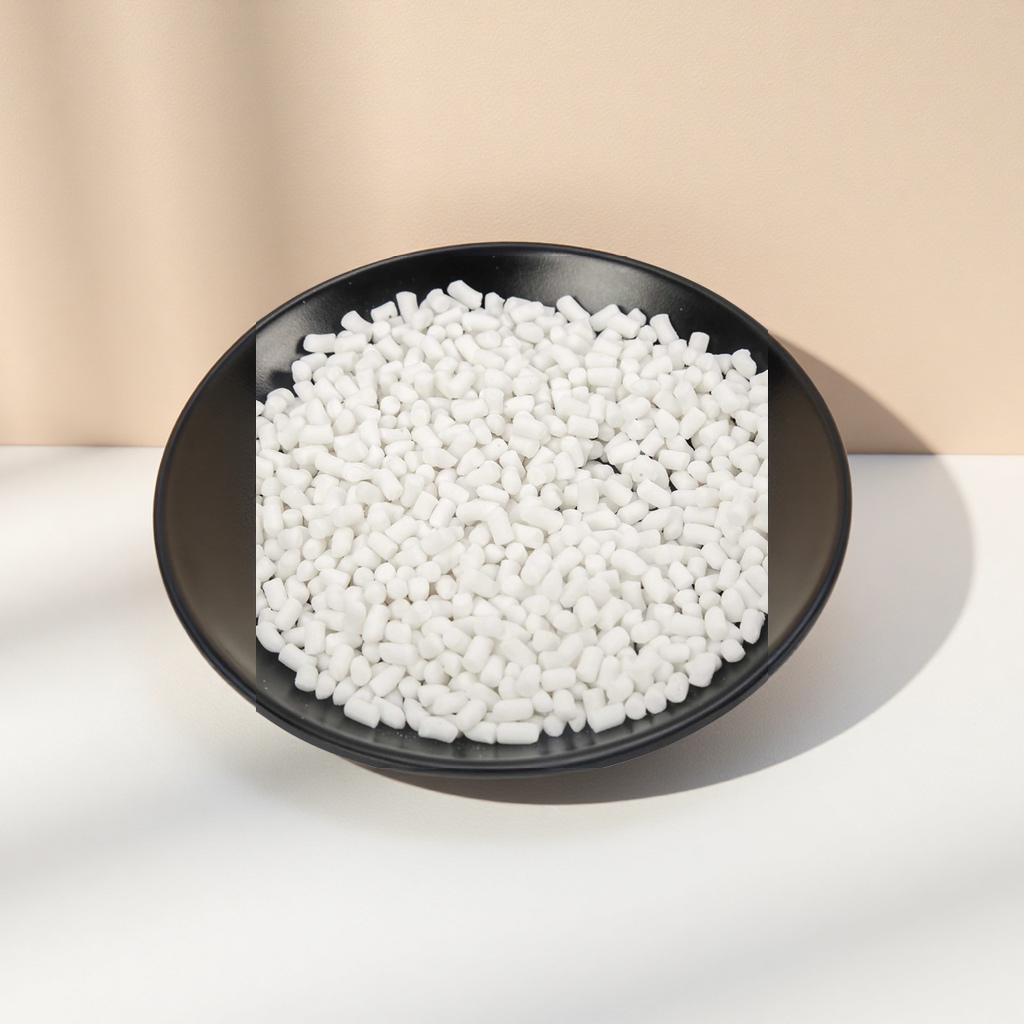 A white granular object is placed in a black plate Specification image