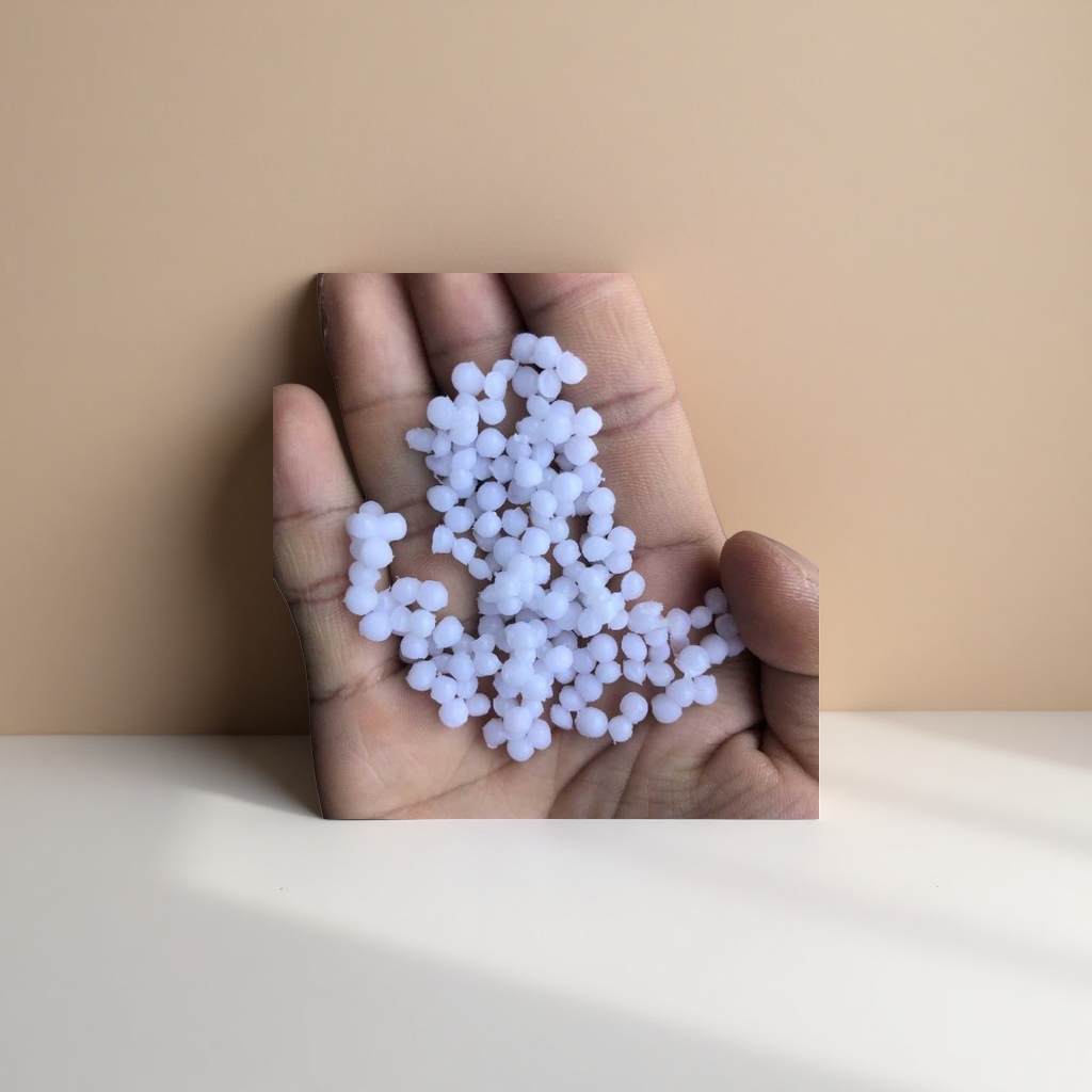 The white granular plastic particles of PP polypropylene raw material are uniform, weighing 25 kilograms per bag Application Scenario