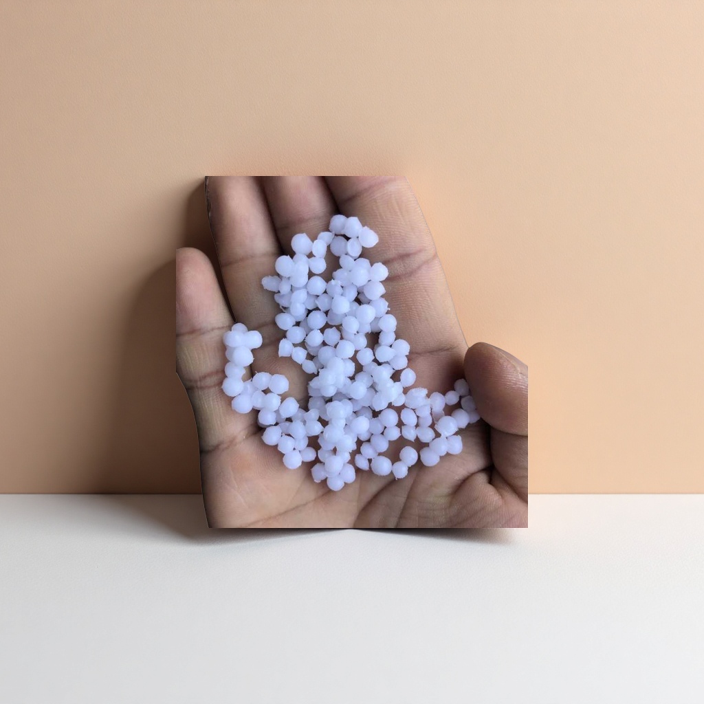 The white granular plastic particles of PP polypropylene raw material are uniform, weighing 25 kilograms per bag