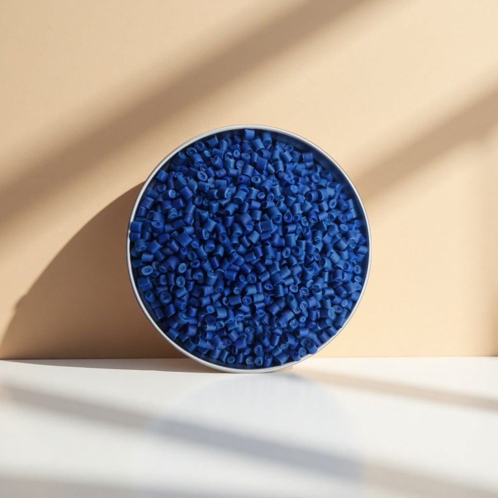 Blue granular plastic particles are made of general engineering plastic raw materials such as PP, PE and ABS details Picture