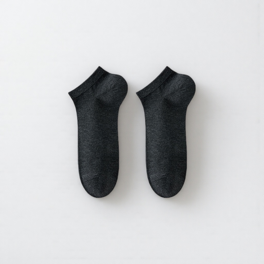 Black combed cotton socks are skin-friendly and soft, a basic style suitable for all seasons