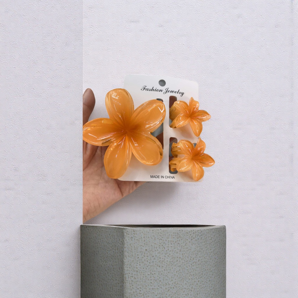 The orange flower hairpin is a sweet and cute Korean headpiece for women. It is fresh, simple and versatile Specification image
