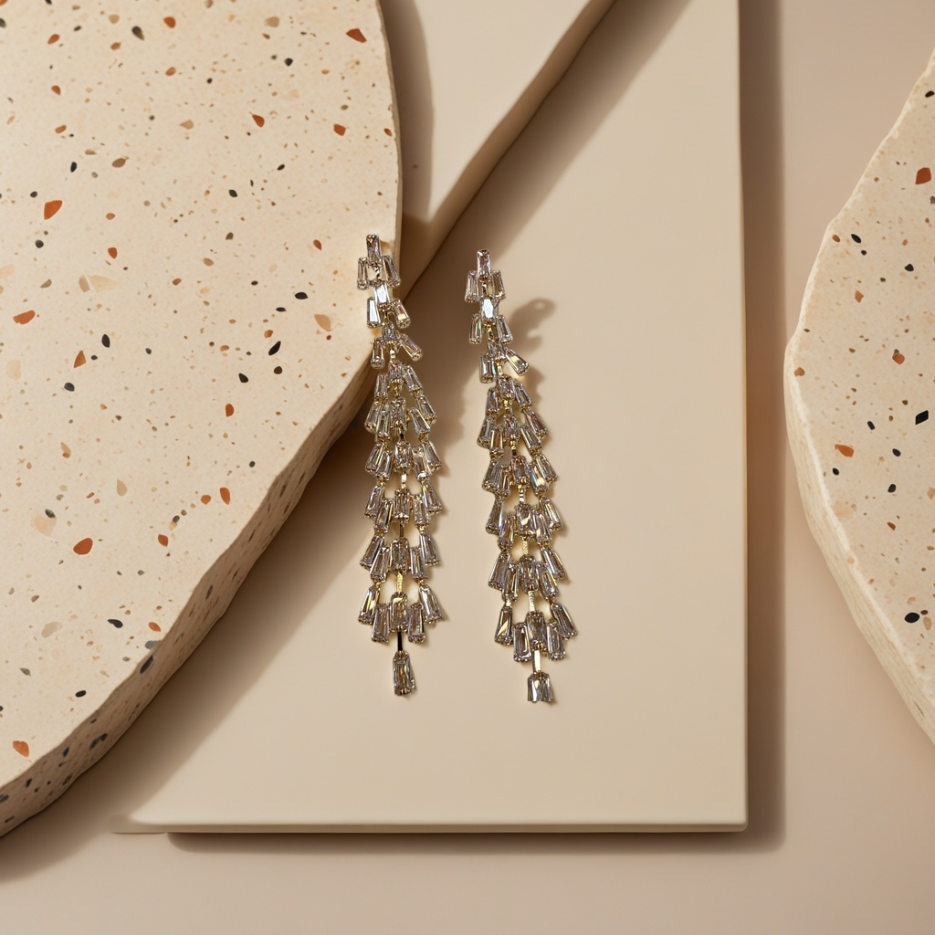 The golden teardrop-shaped crystal tassel earrings are fashionable, light luxury and versatile