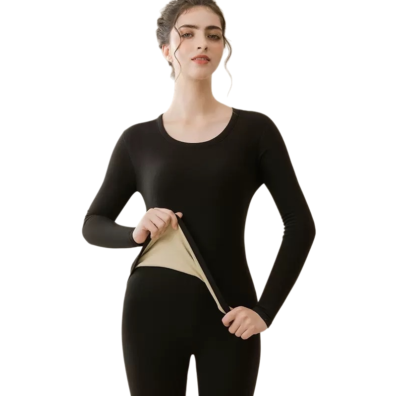 黑色长袖上衣与黑色裤子组成的保暖内衣套装，女性模特展示，内衬米色德绒材质白底实物图