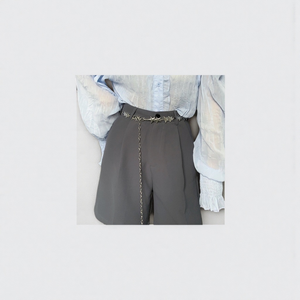 The silver star-shaped chain belt paired with grey high-waisted pants is fashionable, slimming and flattering