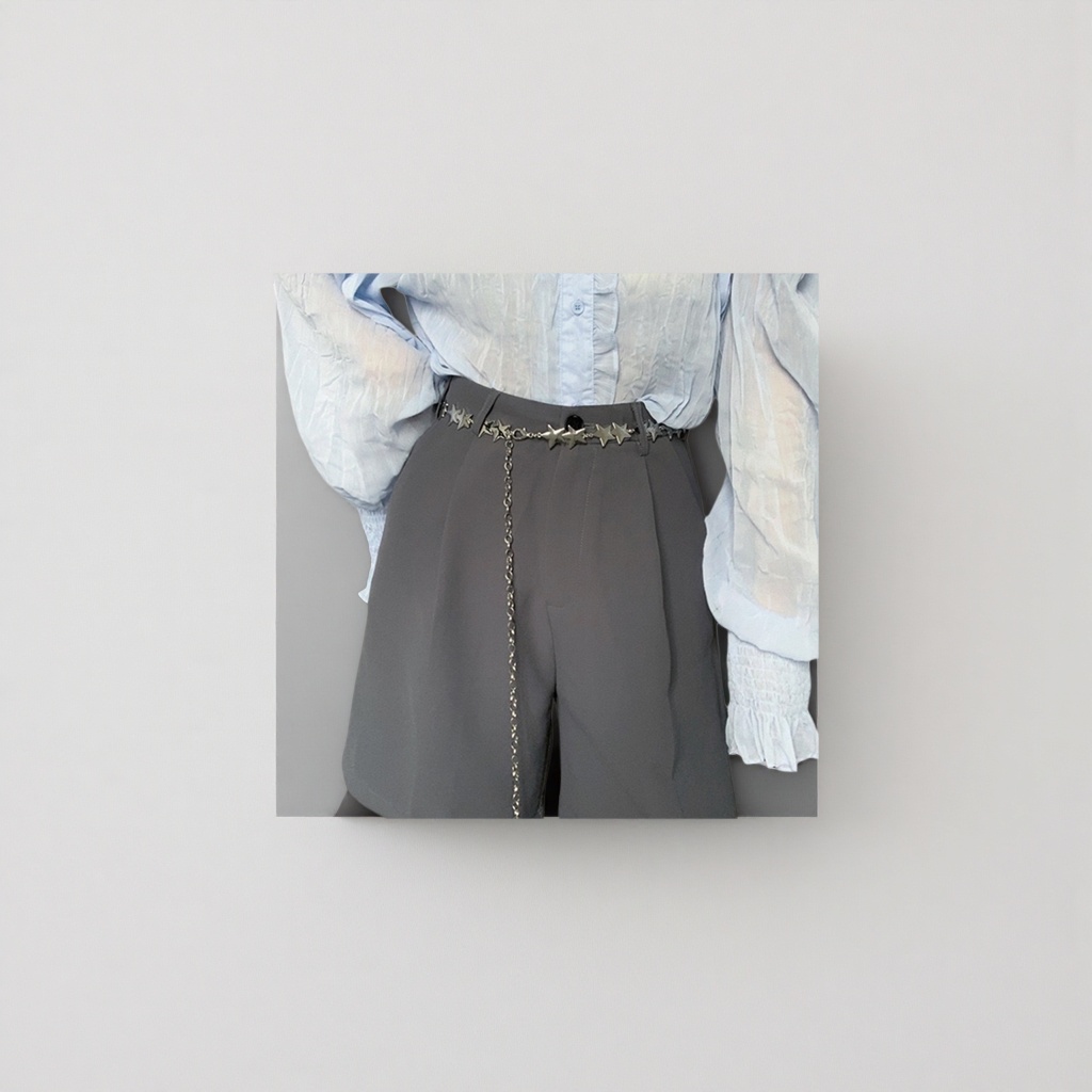 The silver star-shaped chain belt paired with grey high-waisted pants is fashionable, slimming and flattering Specification image