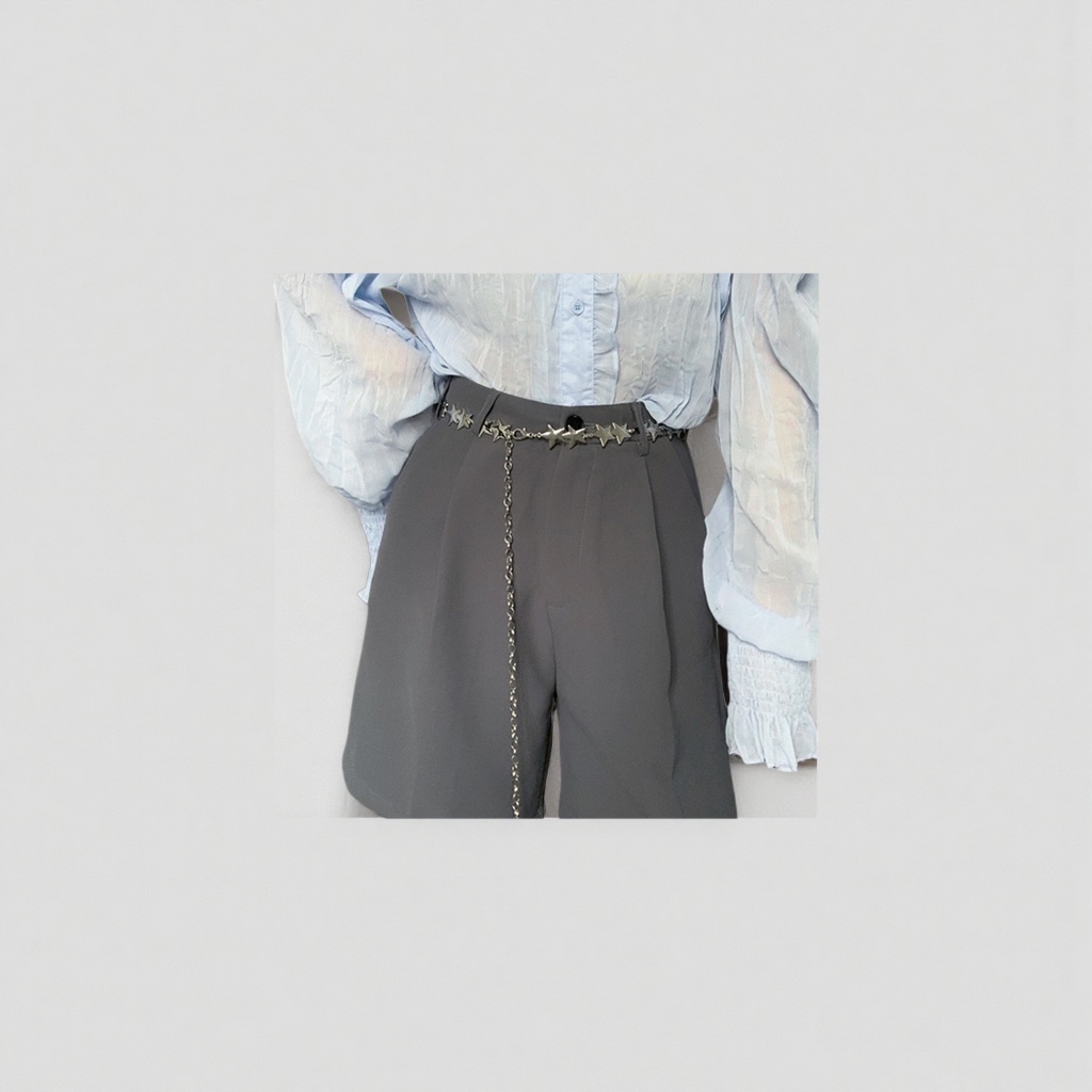 The silver star-shaped chain belt paired with grey high-waisted pants is fashionable, slimming and flattering details Picture