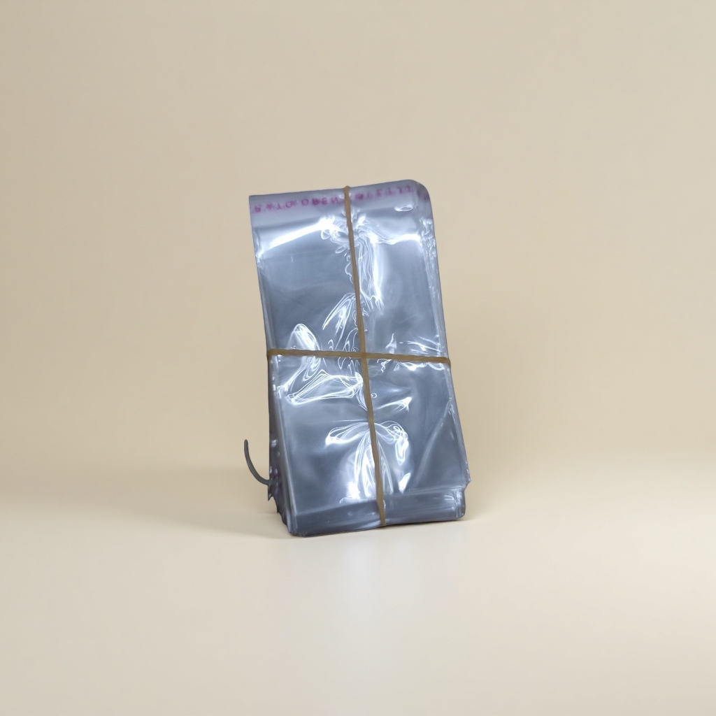 Transparent PE plastic bags are stacked and tied with rubber bands for portable storage Application Scenario