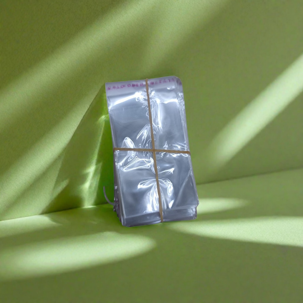 Transparent plastic bags are stacked and tied with yellow rubber bands. They are food-grade, thickened, moisture-proof and portable details Picture