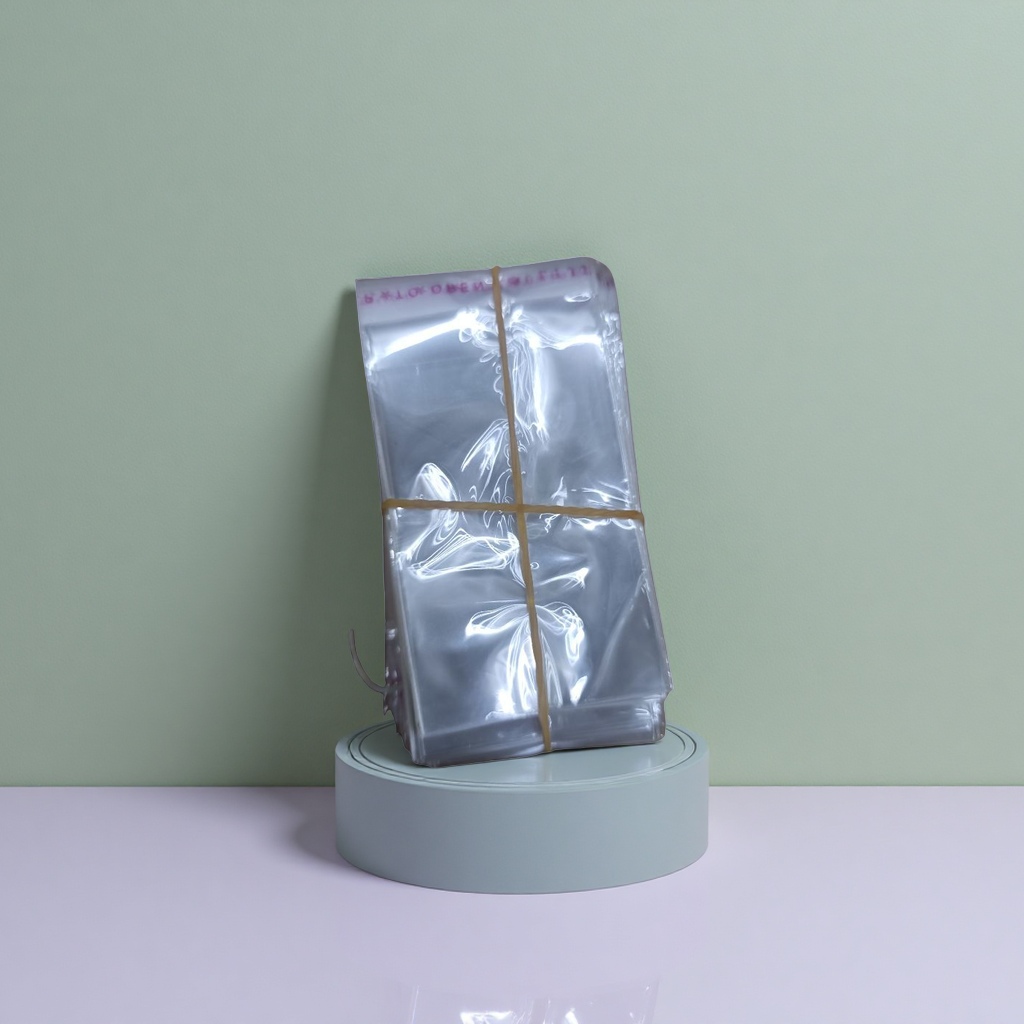 A kitchen fruit and vegetable preservation and storage bag designed with transparent plastic bags stacked and rubber bands tied together Application Scenario