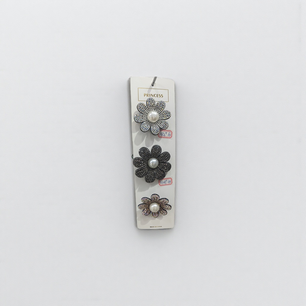 The diamond-encrusted flower hair clip is a dazzling and fashionable hair accessory for both girls and adults