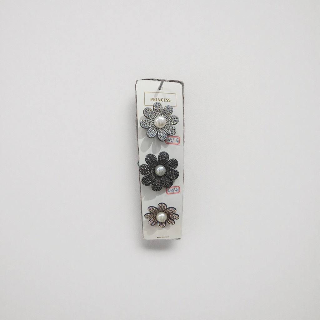 Diamond-encrusted flower hairpins for women's shiny decorative headwear Application Scenario