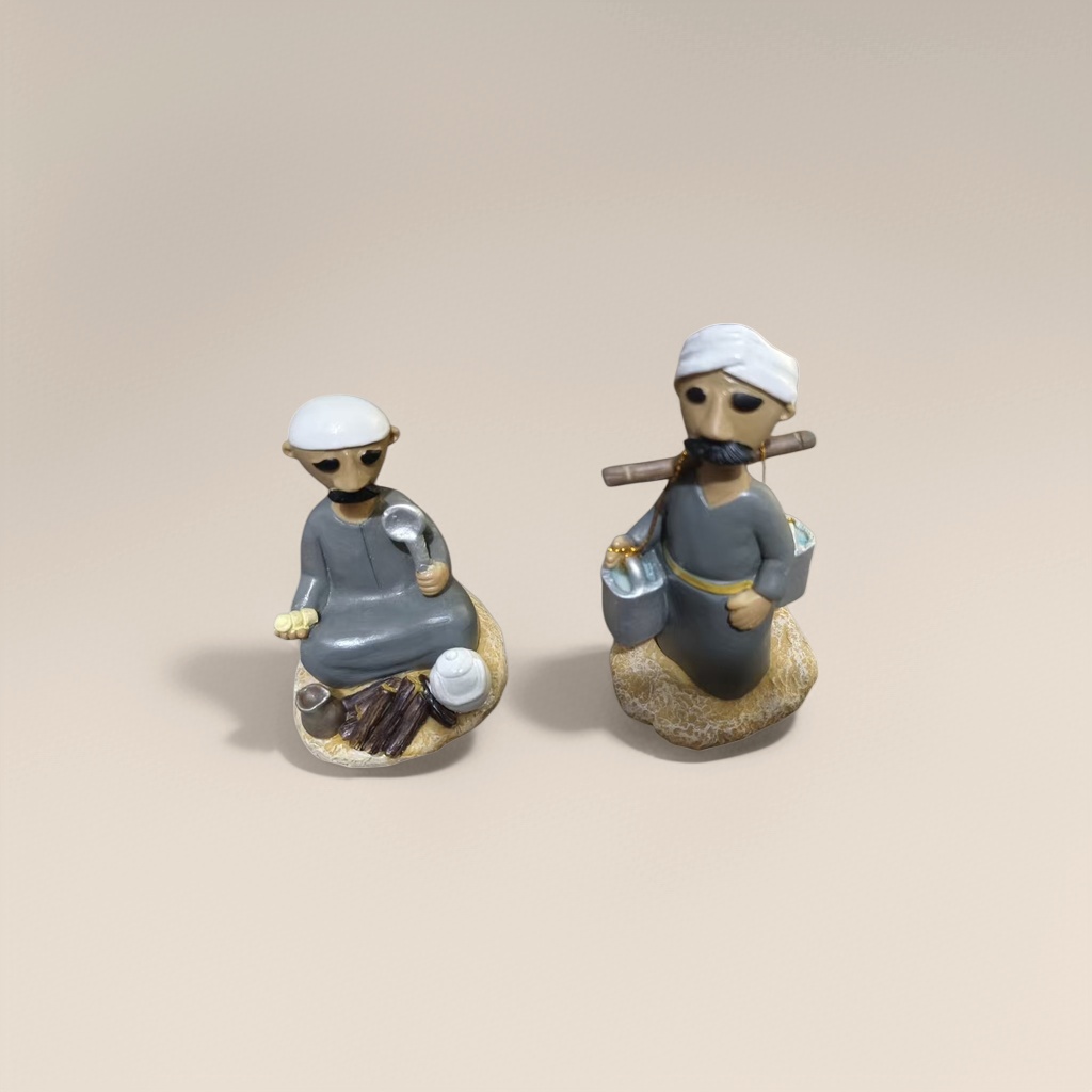 两个泥塑人物摆件，左侧坐姿持勺，右侧跪姿背壶叼烟斗，均着灰袍白头巾黑须，底座为岩石状，置于木纹桌面，右下角有红色手写“9.5”标记细节图
