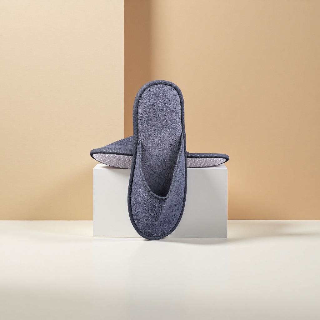 Grey home cotton and linen slippers for both men and women, breathable and anti-slip soft-soled casual slippers Application Scenario