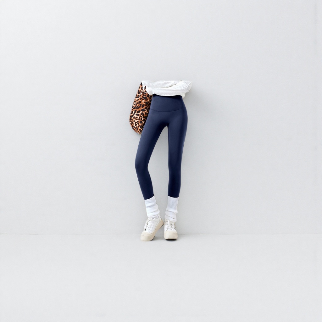 Deep blue autumn and winter thickened and fleece tight pants paired with white high-top socks, sports shoes and a leopard print bag on the shoulder and back