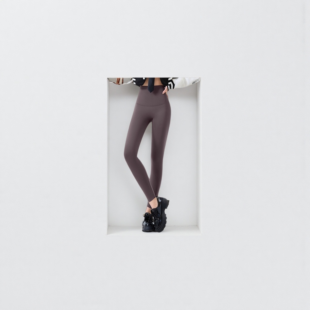A female model's real shot of grey fleece tight-fitting pants makes her look slimmer and warmer in autumn and winter outfits