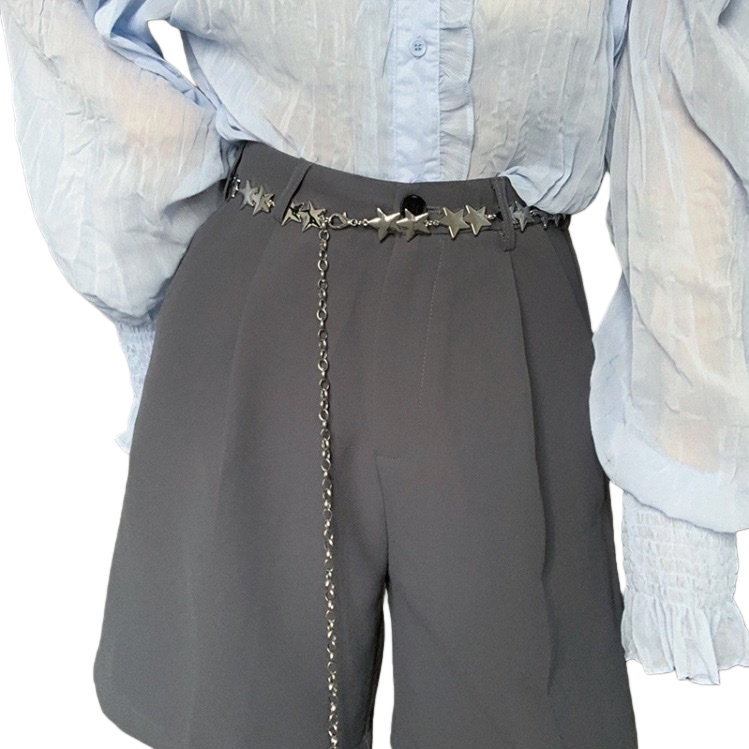 The silver star-shaped chain belt paired with grey high-waisted pants is fashionable, slimming and flattering Item Picture
