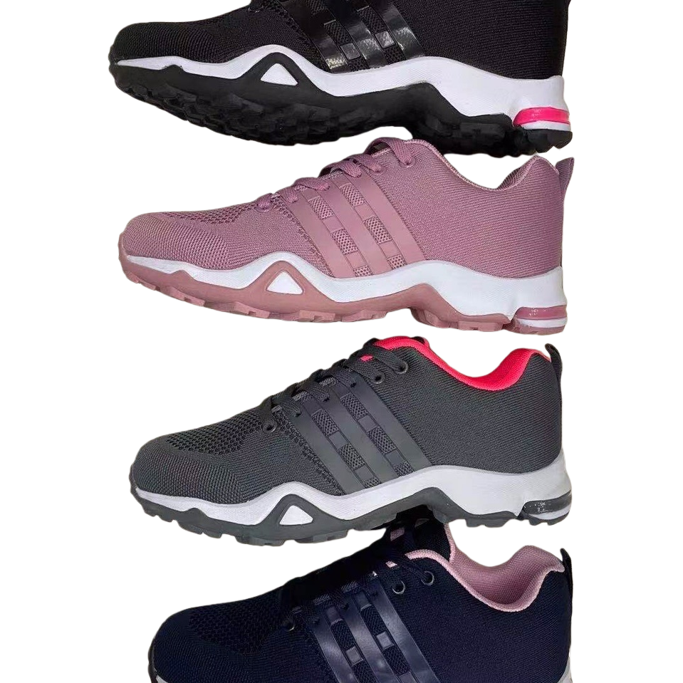 Four pairs of breathable, lightweight and casual running shoes for both men and women