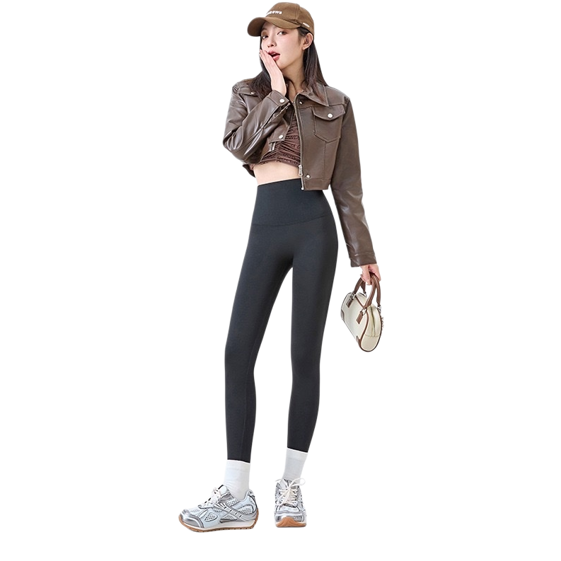 وسترة جلدية بنية مع بنطال قصير أسود على خصره Item Picture