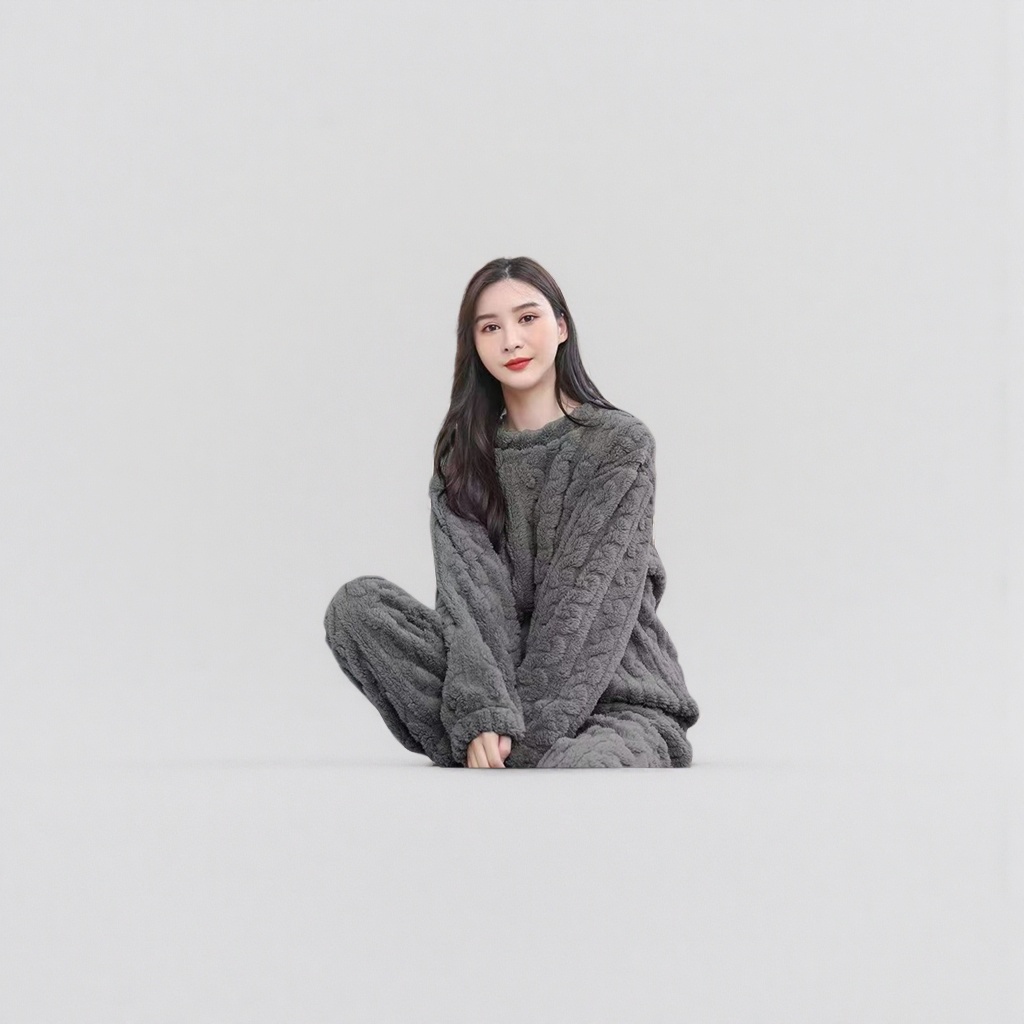 灰色毛绒睡衣套装+女性产品图