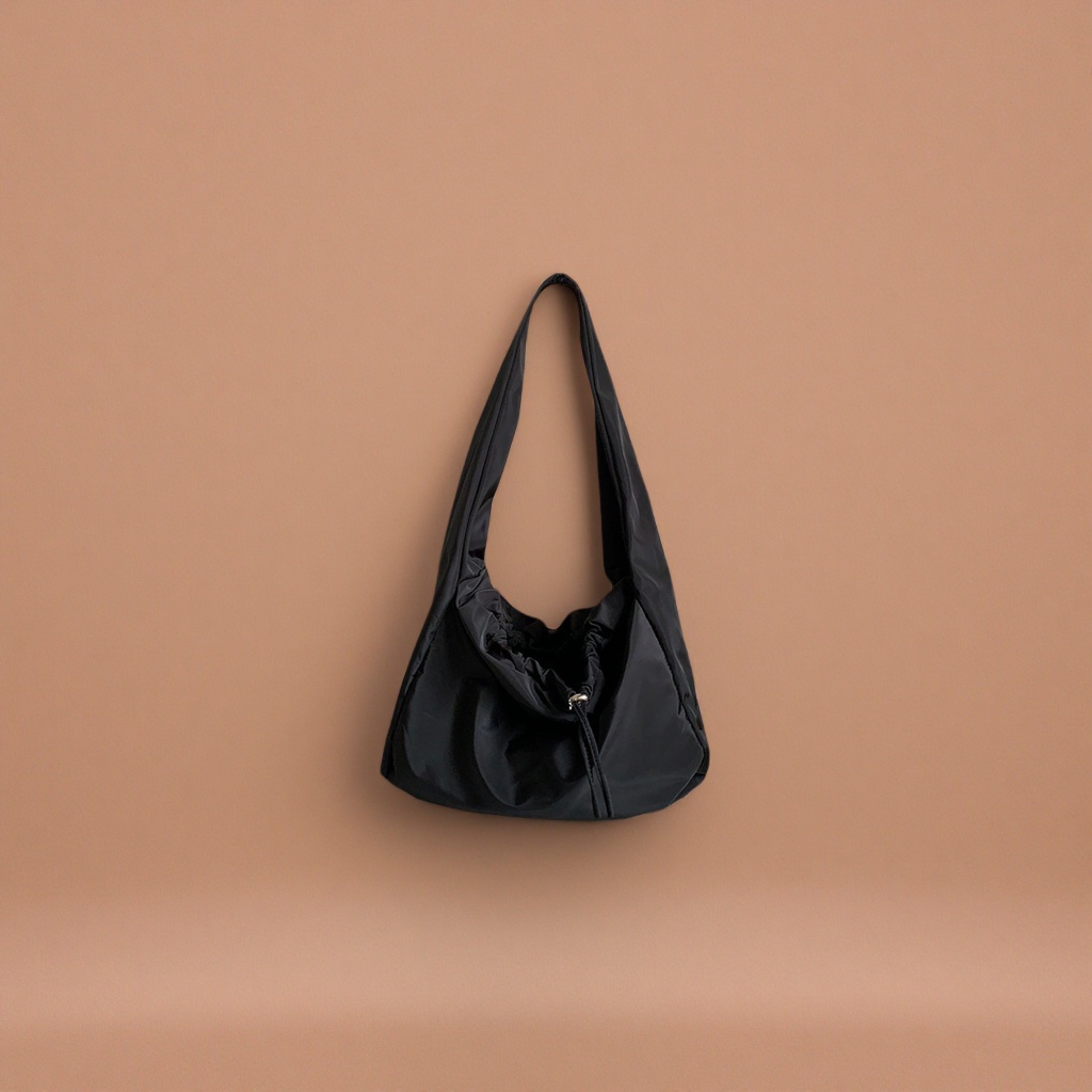 Black drawstring single-shoulder bag, fashionable, casual, lightweight and large-capacity commuter women's crossbody bag Application Scenario