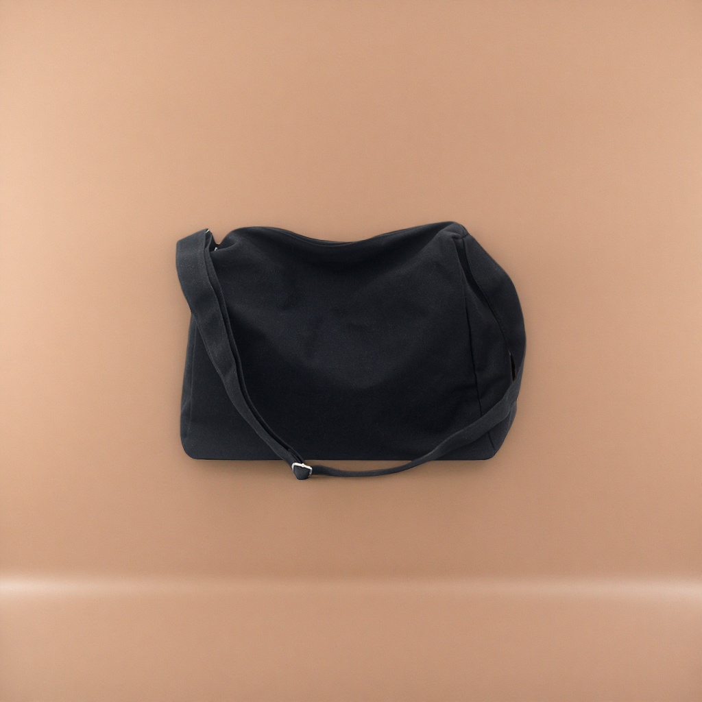 The black canvas crossbody bag is a lightweight and versatile single-shoulder bag for commuting and casual wear details Picture