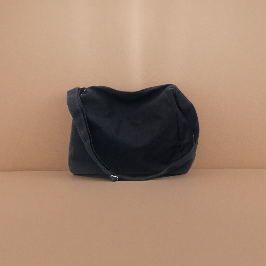 The black canvas crossbody bag is a lightweight and versatile single-shoulder bag for commuting and casual wear Application Scenario