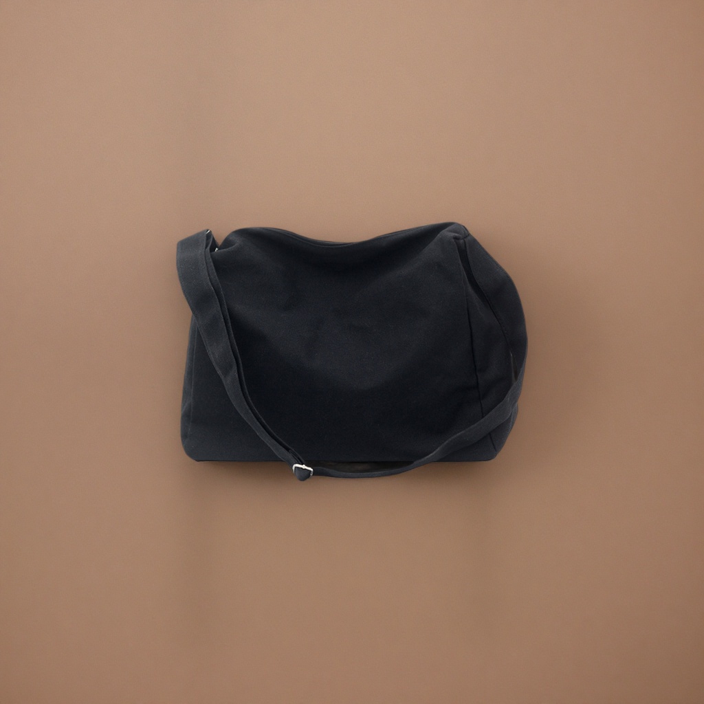 The black canvas crossbody bag is a lightweight and versatile single-shoulder bag for commuting and casual wear Specification image