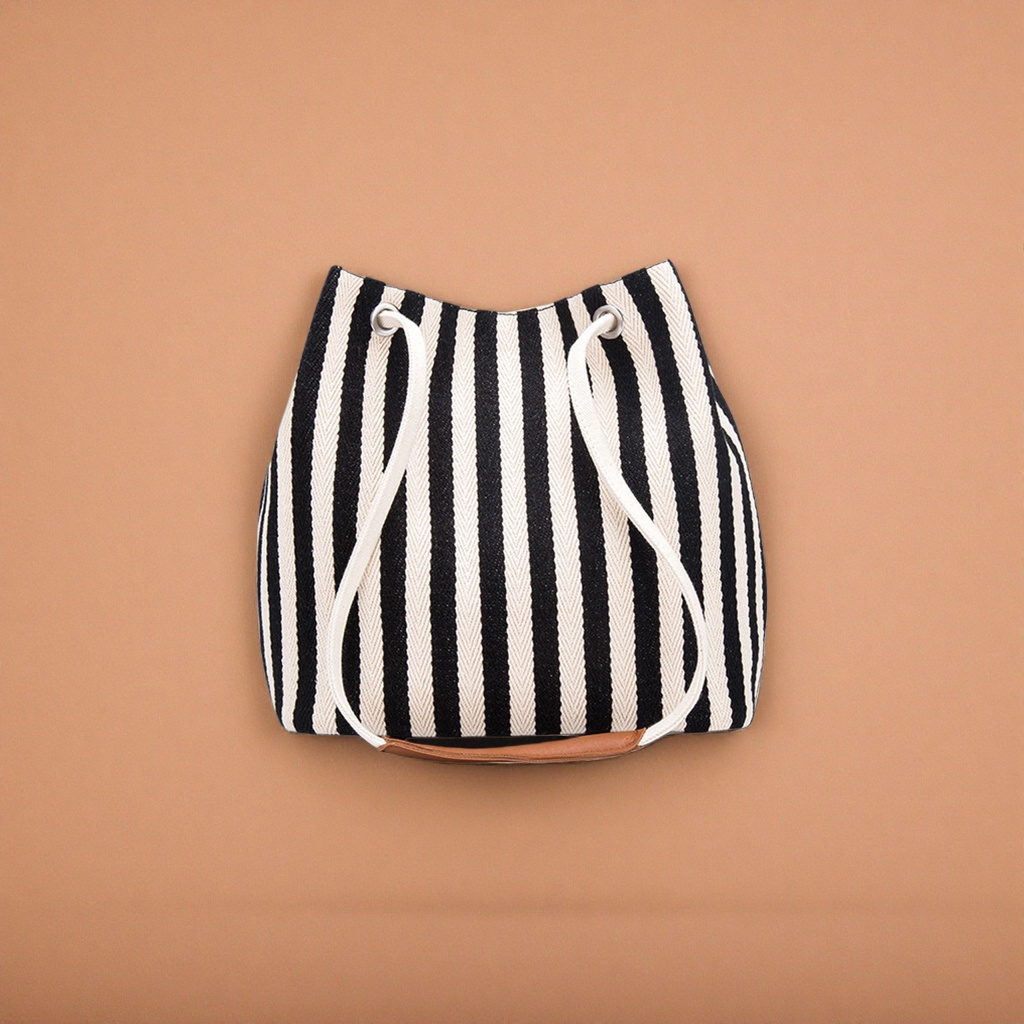 Black and white striped canvas bag, a fashionable and casual single-shoulder handbag Application Scenario