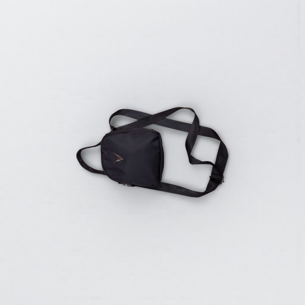 This black crossbody bag is versatile, fashionable and lightweight for women. It is suitable for commuting, casual wear and daily use