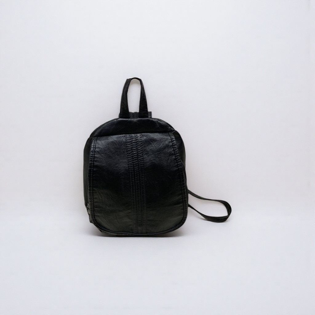 Black leather backpack, simple business, large capacity, lightweight and durable student commuting backpack Application Scenario