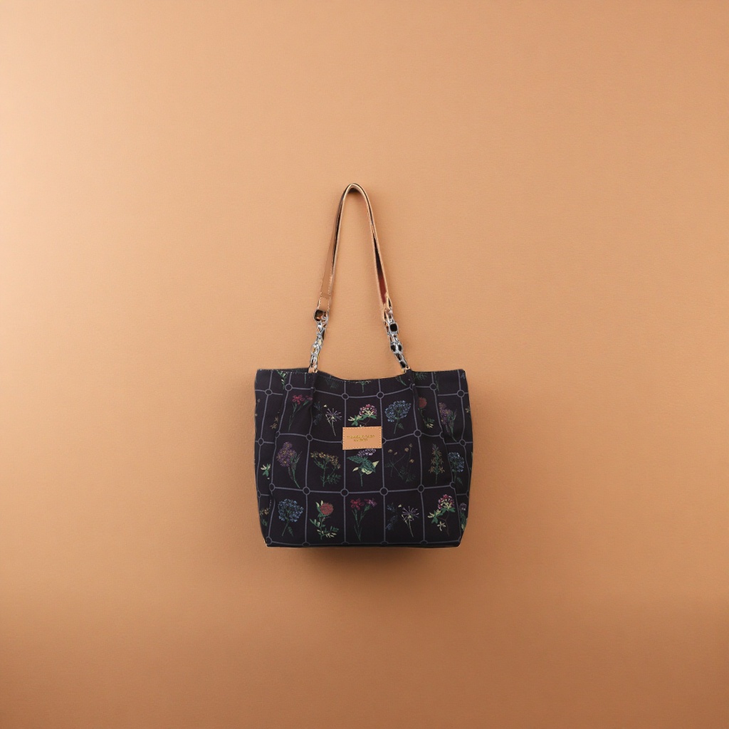 Black floral pattern tote bag, large-capacity commuter casual ladies' handbag Application Scenario
