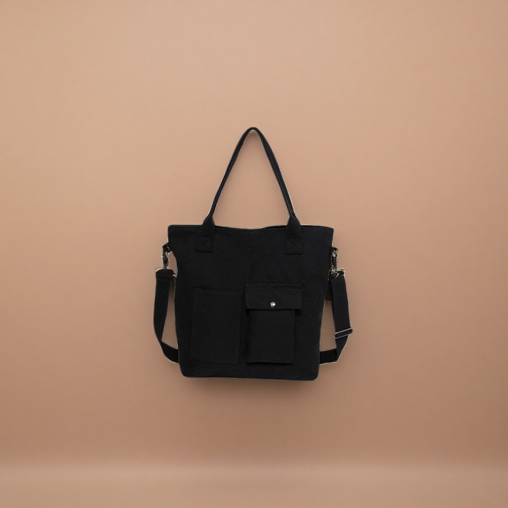 This black canvas bag is a simple and versatile single-shoulder crossbody bag for commuting and casual wear Application Scenario
