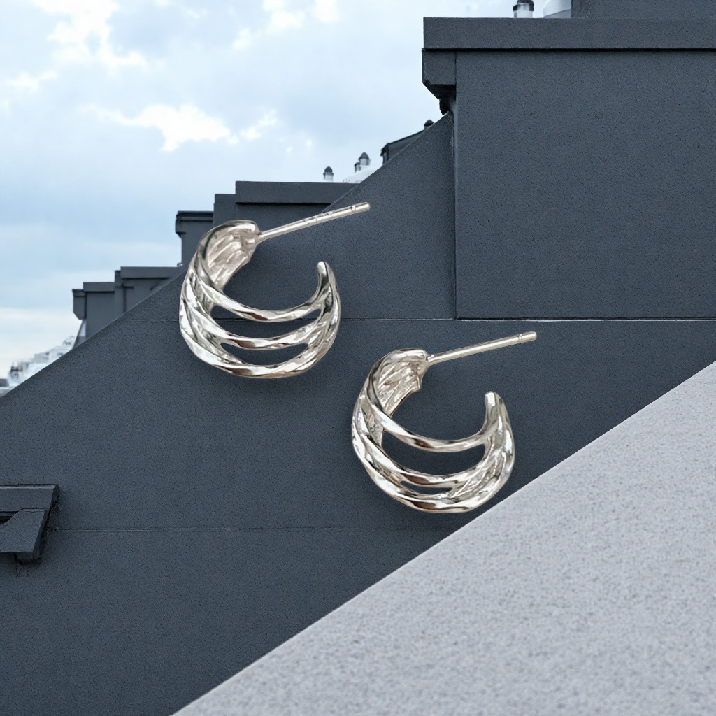 The silver spiral ring earrings are fashionable and simple earrings that suit all ear shapes Application Scenario