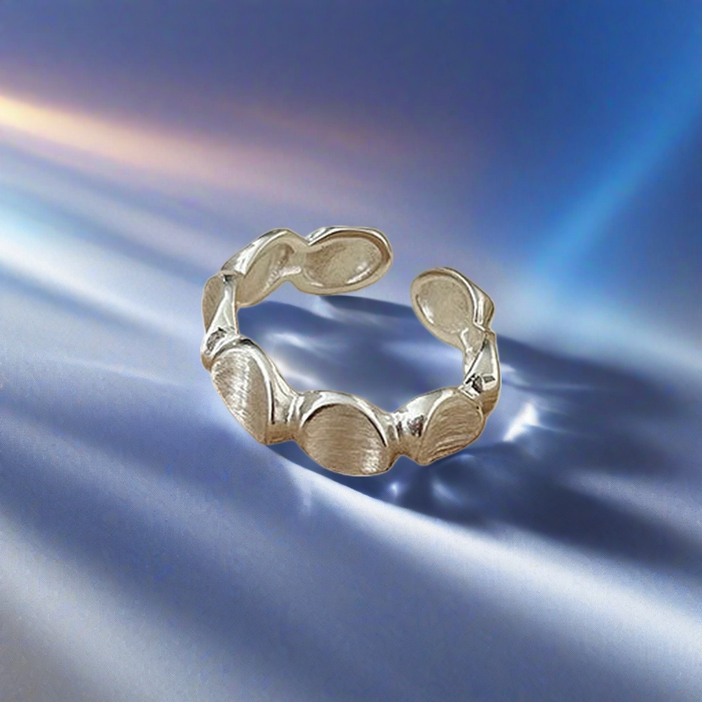 A silver ring worn on the finger is a simple, fashionable and versatile lady's ring Specification image