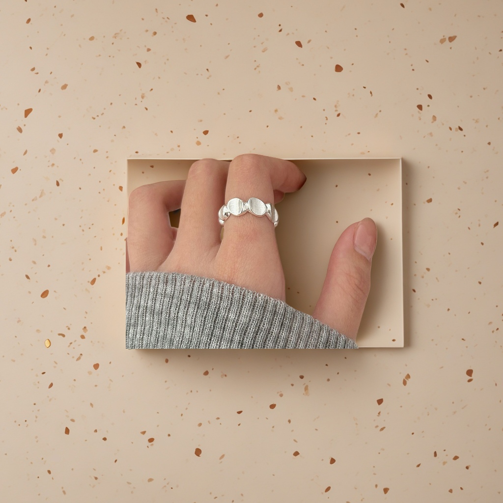 A silver ring worn on the finger is a simple, fashionable and versatile lady's ring details Picture