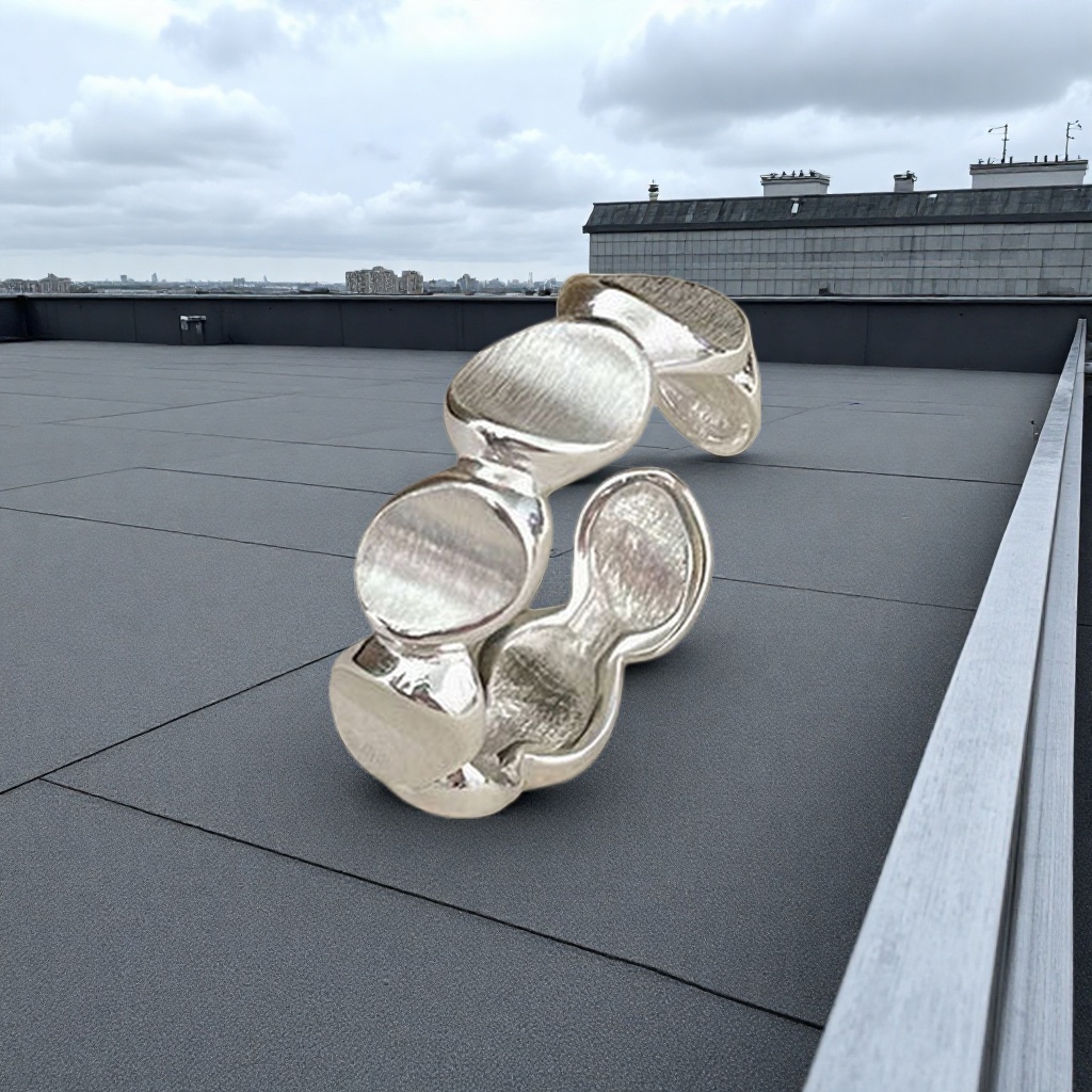 A silver ring worn on the finger is a simple, fashionable and versatile lady's ring Application Scenario