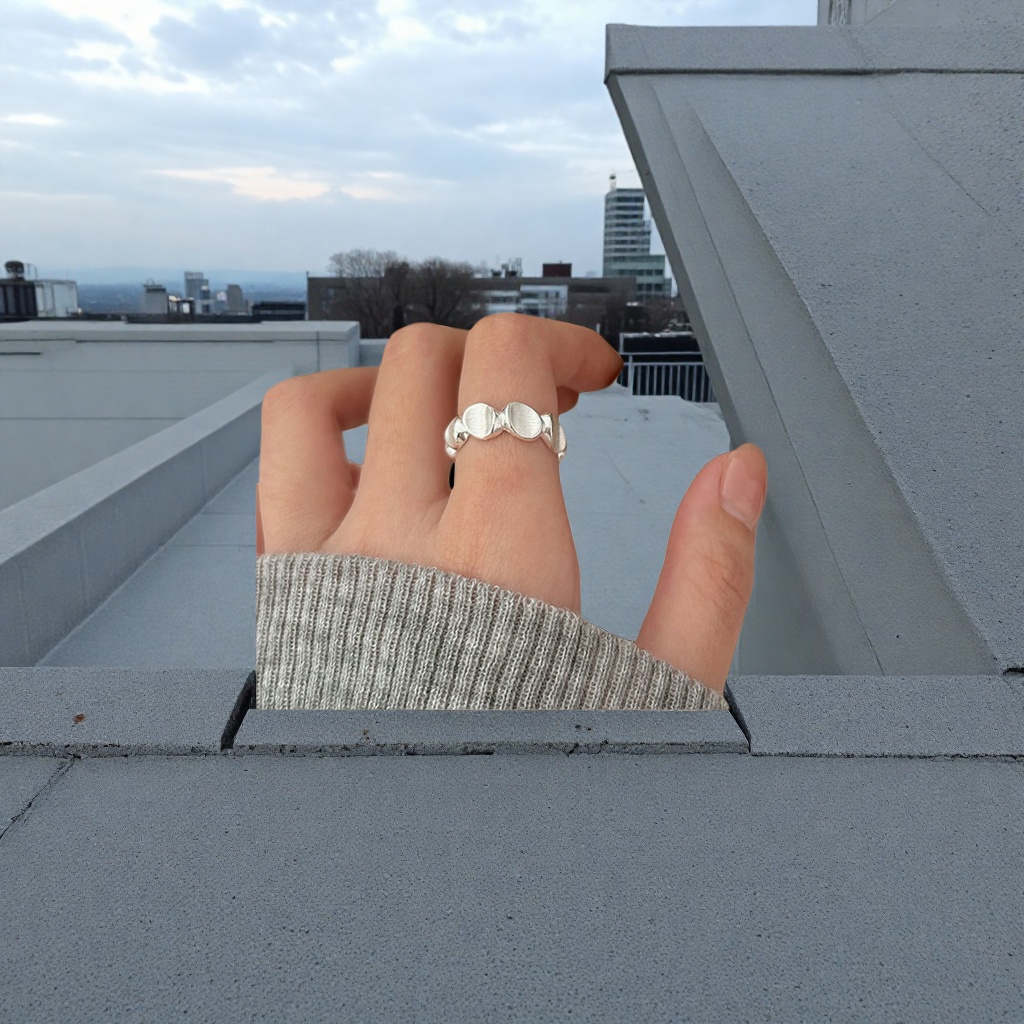 A silver ring worn on the finger is a simple, fashionable and versatile lady's ring